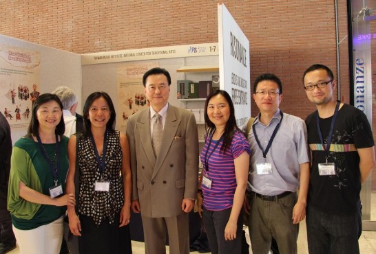 Ambassador Larry Wang (3rd from left) with Dr. Katie K.C. Su (1st from left), Prof. Nancy Rao (2nd from left), Prof. Mei Wen Lee (3rd from right), Assistant Prof. Chien-Chang Yang (2nd from right), and Assistant Prof. Tsai Tsan-Huang (1st from right)