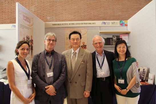 Ambassador Larry Wang (middle) with Director at large of IMS Dinko Fabris (2nd from left), Prof. of Chicago University Philip Gossett(2nd from right), Dr. Katie K.C. Su (1st from right)