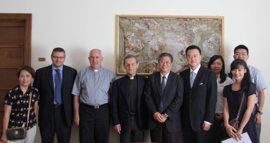 Ambassador Larry Wang (4th from right) accompanies the Fu-Jen Catholic University delegation led by Fr. Leszek Niewdana (3rd from left) and Dr. Bernard Li (5th from right) to call on AVEPRO’s President, Fr Gianfranco Imoda (4th from left), and Director, Dr. Riccardo Cinquegrani (2nd from left).