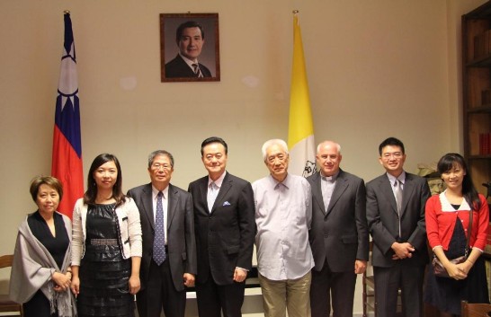 Ambassador Larry Wang (4th from left) poses with the delegation led by Fr. Leszek Niewdana (3rd from right) and Dr. Bernard Li (3rd from left), Fr. Jospeh Shih, former Director of Vatican Radio, Chinese section (4th from right), Ms. Ho Chia-Jui (1st from right), Mr. Chen Wen-Hsiang (2nd from right), Ms. Huang Mei-tin (2nd from left), and Ms. Lee Hong-Hong (1st from left).