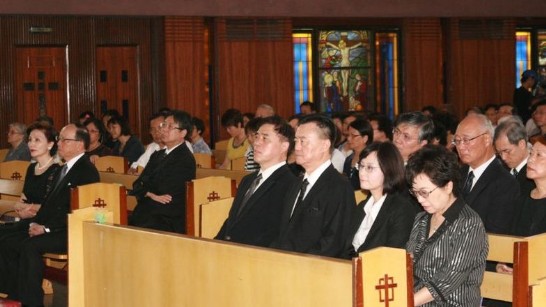 Ambassador Larry Wang (3rd from right), sits next to Deputy Minister of MOFA (2nd from right) and the Major of Taipei (4th from right) during the Mass in memory of Cardinal Shan on August 23rd.