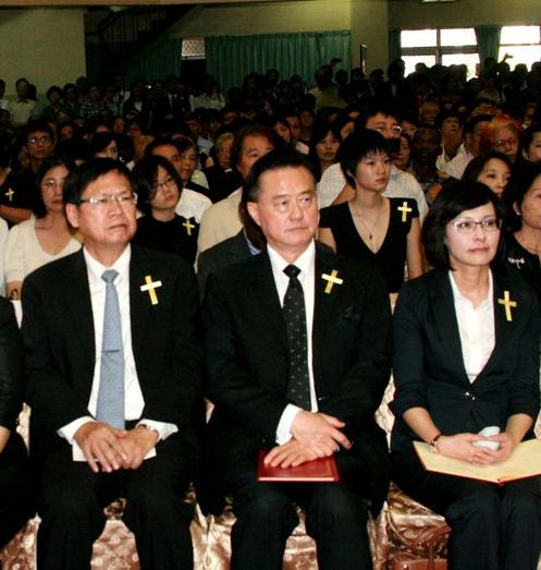 Ambassador Larry Wang (middle) with Deputy Minister f MOFA(1st from right) attend the funeral service.