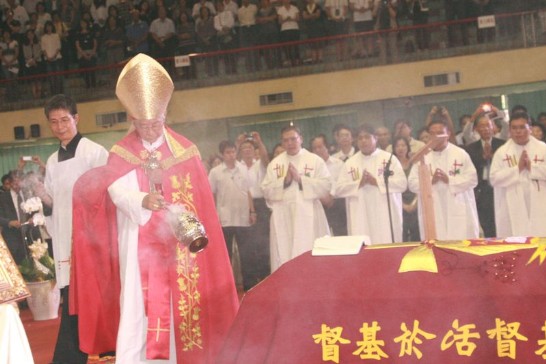 Cardinal Joseph Zen incenses the coffin of Cardinal Shan as a sign of honour to the deceased.