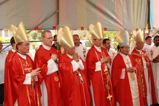 Bishop of Taichung Martin Su (1sft from left), the Chargé d’Affaires in Taiwan Msgr. Paul Russell (2nd from left), Archbishop Emeritus of Hong Kong Cardinal Joseph Zen (3rd from left), the Pope’s Special Envoy Archbishop Savio Tai-fai Hon (3rd from right), Bishop of Kaohsiung Peter Liu (2nd from right), Archbishop of Hong-Kong Cardinal John Tong Hon preside the funeral Mass of Cardinal Shan.