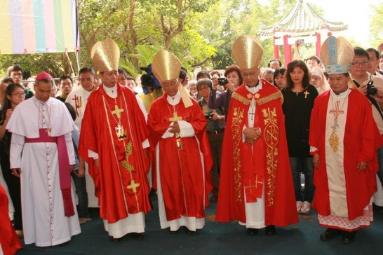 Archbishop of Taipei John Hung (1st from left), the Pope’s Special Envoy Archbishop Savio Tai-fai Hon (2nd from left), Cardinal Joseph Zen (middle), Archbishop of Hong-Kong Cardinal John Tong Hon (2nd from right) and Bishop of Kaohsiung Peter Liu (1st from right).