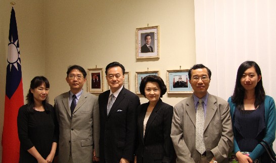Ambassador and Mrs. Larry Wang (3rd and 4th from left) with Prof. Steve Liang (2nd from left), Prof. Peiling Wu (1st from left), Dr. Sun-Jen Huang (2nd from right), and Ms. Liang (1st from right).