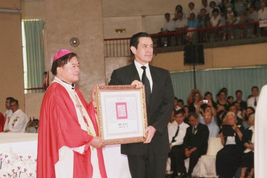 President Ma Ying-jeou (first from right) and Bishop Peter Liu (1st from left) hold a certificate recognizing Cardinal Shan’s contributions.