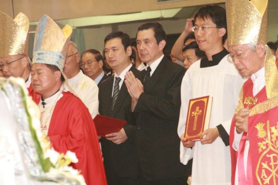 President Ma Ying-jeou (middle) attends the funeral service of Cardinal Shan.