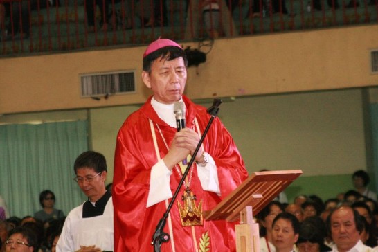 Archbishop Savio Tai-fai Hon, the Pope’s special envoy, addresses the crowd gathered inside the Church to attend the funeral service of Cardinal Shan.