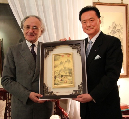 Ambassador Larry Wang (1st from right) donates to H.E. Jean-Pierre Mazery (1st from left) a replica of a painting by Jesuit artist Giuseppe Castiglione.
