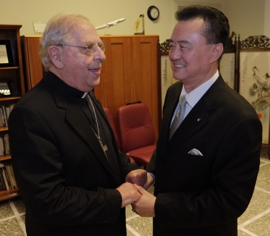 Ambassador Wang with Cardinal Antonio Maria Vegliò, President of the Pontifical Council for Migrants and Itinerant People.