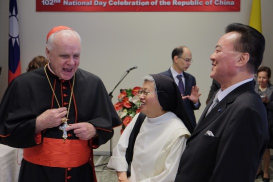 Ambassador Wang (1st from right) with Cardinal Edwin O’Brien, Grand Master of the Equestrian Order of the Holy Sepulchre of Jerusalem (1st from left) and Sister Su (middle) during the Double Ten Reception.