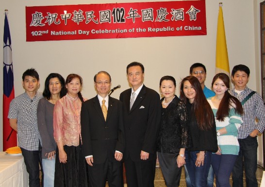 Ambassador and Mrs Wang pose with Mr. and Mrs Jerry Ho, Manager of China Airlines (3rd and 4th from left) and crew members.