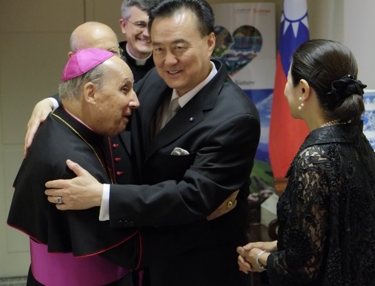 Ambassador Wang hugs Opus Dei Prelate Archbishop Echevarría.