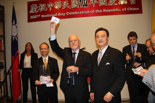 Ambassador Wang (1st from right) with Ambassador of Monaco to the Holy See H.E. Michel (middle), who draws from a basket held by Mr. Jerry Ho (1st from left) the lucky winner of a China Airlines ticket.