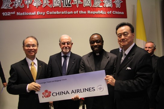 Ambassador Wang with Ambassador of Monaco to the Holy See H.E. Michel (2nd from left), Msgr. Namugera (2nd from right) and Mr. Jerry Ho (1st from left).