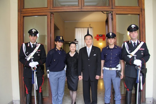 Ambassador and Mrs Wang pose with two Italian Carabinieri (external) and two Italian Policemen (internal) in charge of security during the National Day Reception.