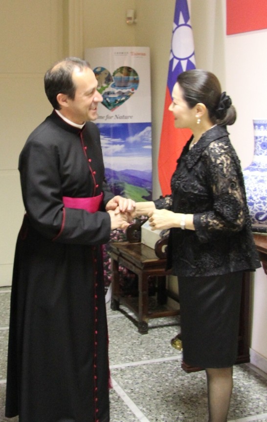 Mrs. Wang shakes hands with Rev. Msgr. Camilleri, Undersecretary for Relations with States.