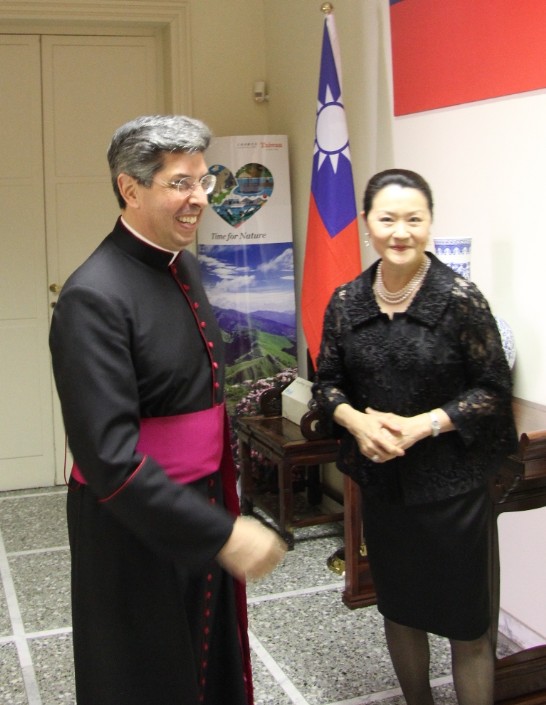 Mrs. Wang welcomes Rev. Msgr. Bettencourt, Chief of Protocol.