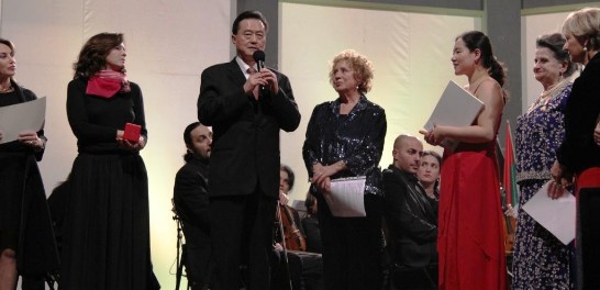 Ambassador Wang (3rd from left) delivers the award to South Korean winner Jackie Jaekyung Yoo (3rd from right) in the presence of the President of the “Fryderyk Chopin” Cultural Association Marcella Crudeli (2nd from right). 