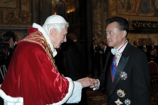 Pope Benedict XVI (1st from left) holds Ambassador Larry Wang’s hand (1st from left) while greeting him and conveying his thanks to President Ma Ying-jeou.