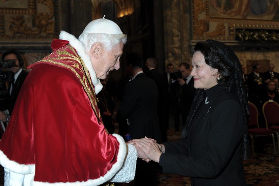 Pope Benedict XVI holds Mrs. Wang’s hand while greeting her.