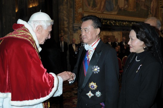 Ambassador and Mrs. Larry Wang (middle, 1st from right) greet the Pope who shakes Ambassador’s Wang hand.