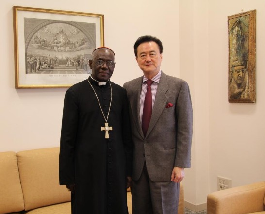 Ambassador Larry Wang (right) and Cardinal Robert Sarah (left) pose for a picture after the meeting.