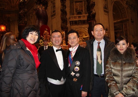 Ambassador Larry Yu-yuan Wang (middle) with crew members of China Airlines in front of the Altar of the Chair.