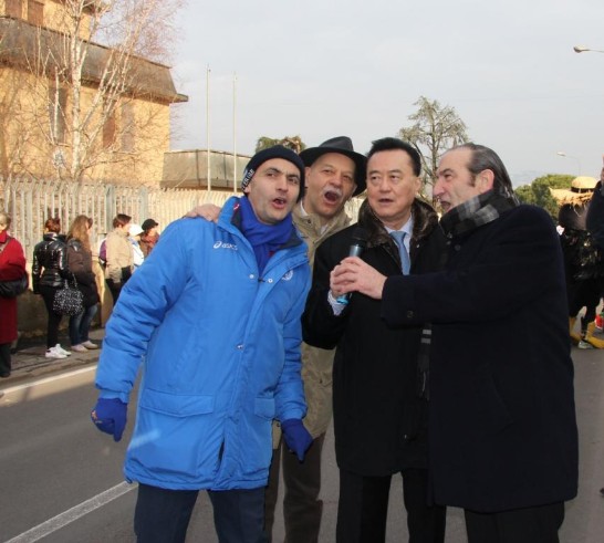 Ambassador Larry Wang (2nd from right), with Montefortiana President Giovanni Pressi (1st from left), Father Carlo Vanzo (1st from right) and the presenter give the starting signal.