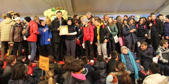 Ambassador Larry Wang (middle, right in front of the mascot) delivers the award to the winners of the Children’s Marathon.