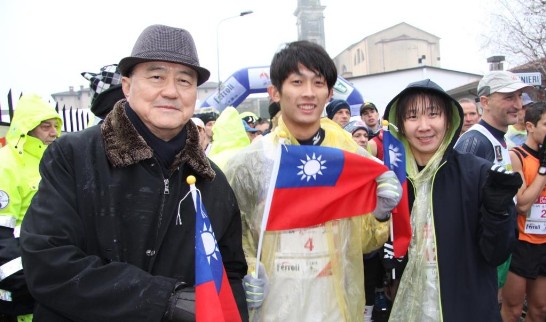 Ambassador Larry Wang (left) encourages the two Taiwanese athletes Mr. Chou, Ting-Yin (middle) and Ms. Chen, Shu-Hua (right) just before the race. 