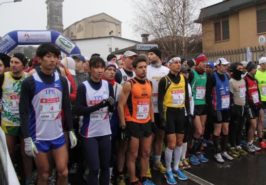 The two Taiwanese athletes Mr. Chou, Ting-Yin (1st from left) and Ms. Chen, Shu-Hua (2nd from left) at the starting line.