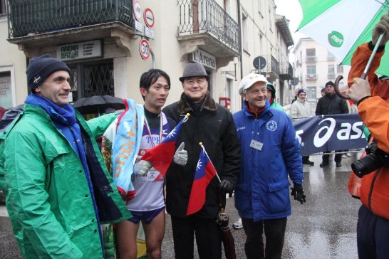 Ambassador Larry Wang(2nd from right) welcomes and congratulates Mr. Chou, Ting-Yin (2nd from left) after the race, where he ranked third, with Montefortiana President Giovanni Pressi (1st from left) and Secretary Gianluigi Pasetto (1st from right). 