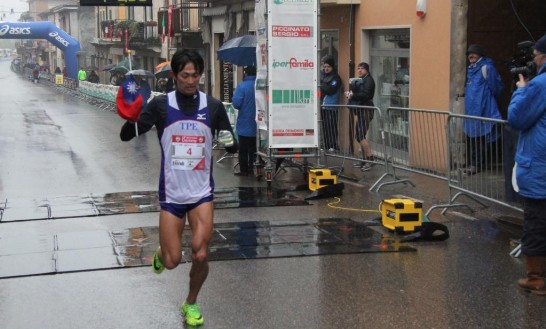 Taiwanese athlete Chou, Ting-Yin crosses the finishing line and ranks third.