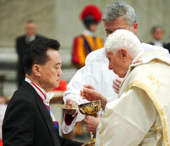 Ambassador Wang receives the Holy Communion from the hands of the Pontiff. 