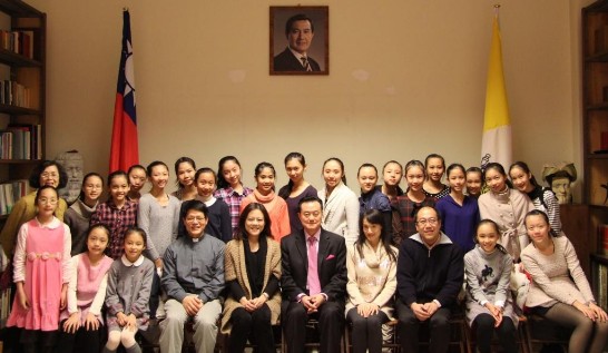 Ambassador Larry Wang (in the middle) sits between Mrs. Lin Yi-Fen (5th from left) and Mrs. Zhou Yan-Lin (4th from right) and with the Lan-Yang dancers.