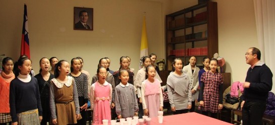 Fr. Michele Wu (1st from right) sings the Chinese New Year’s greetings with the Lan-Yang for Ambassador Larry Wang.