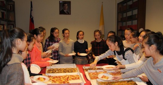 Lan-Yang dancers enjoy the pizza dinner hosted by Ambassador Larry Wang.
