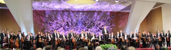 Conductor Zubin Mehta (middle) and The Maggio Musicale Fiorentino Orchestra greet the public right before the concert.