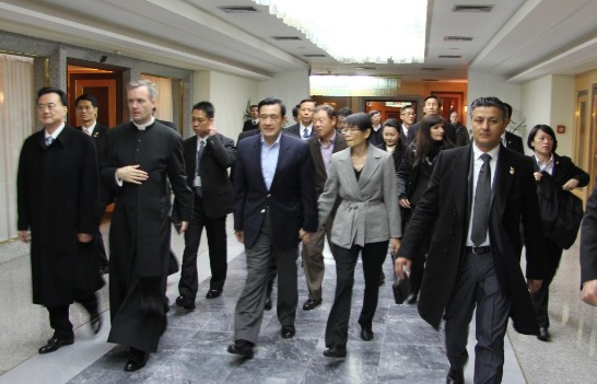President Ma and First Lady Chow Mei-ching are escorted by security personnel, Ambassador Larry Wang and protocol officer of the Holy See, before heading to Rome.