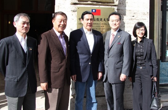 President Ma (middle) with Mr. Jason C. Yuan (2nd from left), Ms. Vanessa Yea-Ping Shih (1st from right), Mr. Mien-Sheng Hsu (1st from left), and Ambassador Larry Wang (2nd from right) in front of the plate of the ROC Chancery to the Holy See.