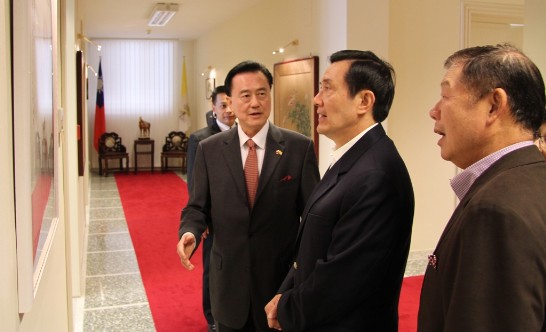 President Ma visits the ROC Chancery to the Holy See and Ambassador Larry Wang shows him around.