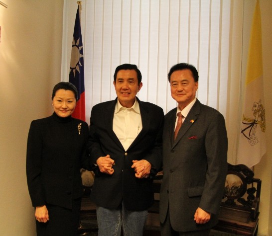 President Ma takes a picture with Ambassador and Mrs. Larry Wang inside the ROC Chancery to the Holy See.