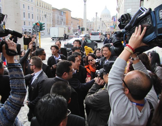 Reporters and tourists from Mainland China surround President Ma in Via della Conciliazione in front of the ROC Embassy to the Holy See.