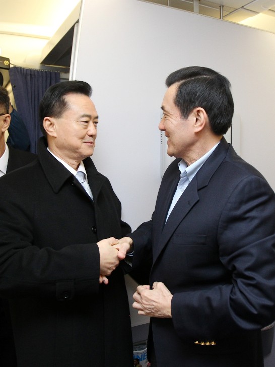 Ambassador Larry Wang boards the presidential aircraft to greet President Ma upon his landing in Roma on March 18.