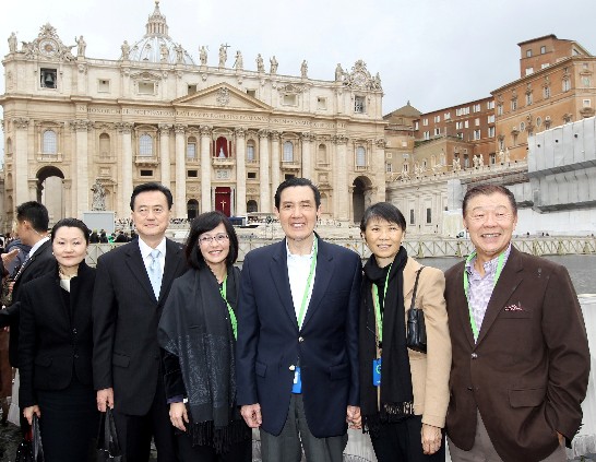Group picture of the Special Mission and Ambassador and Mrs. Larry Wang in front of St. Peter’s Basilica.