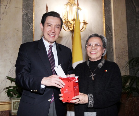 President Ma gives Taiwanese Sr. Cecilia Wang a scarf with the ROC flag printed on it.