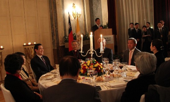 Ambassador Wang introduces President Ma to his dinner guests of March 18.