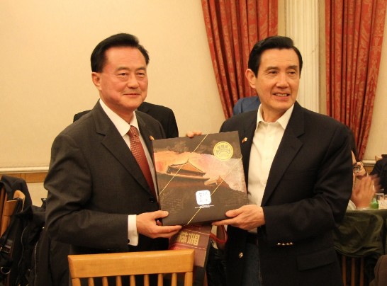 Ambassador Larry Wang on behalf of the entire Embassy staff, receives a gift box from President Ma over dinner of March 18.